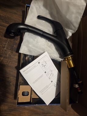 Project Source EVERFIELD Kitchen Faucet Matte Black Pull-Out Sprayer +Deck Plate